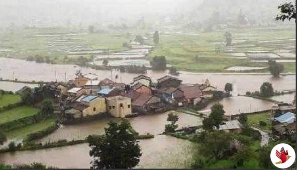 संततधार पावसामुळे दोन दिवसांपासून पाभे गावाचा संपर्क तुटला