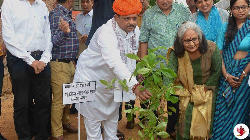 चिकित्सा मंत्री ने वृक्षारोपण कर सादगी से मनाया जन्मदिन