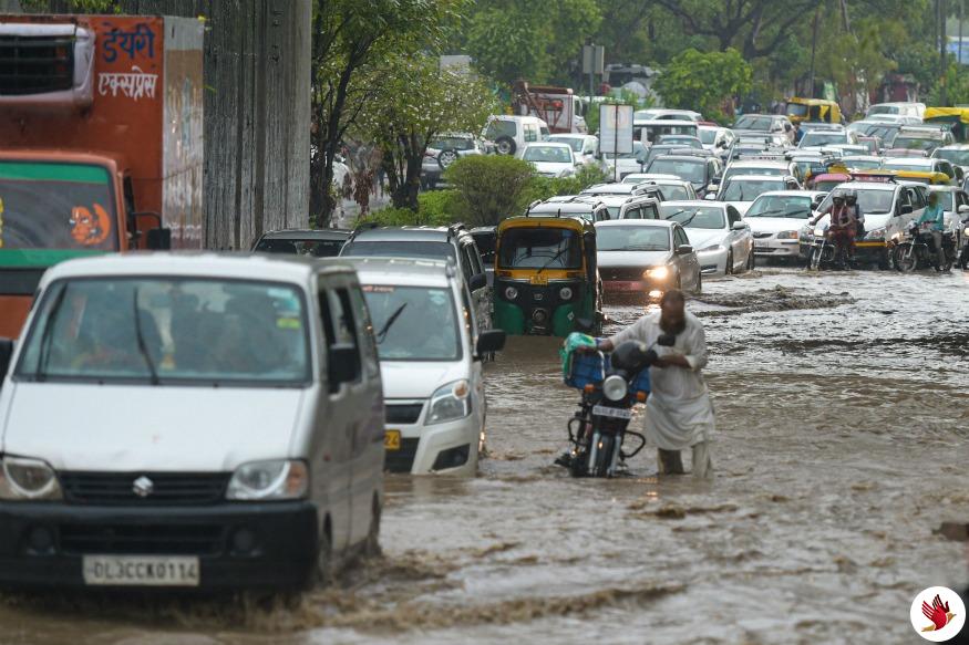 दिल्ली में भारी बारिश : गर्मी से राहत