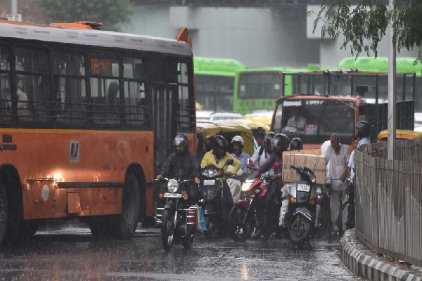 दिल्ली : झमाझम बारिश, कई इलाकों में पानी भरा व ट्रैफिक जाम