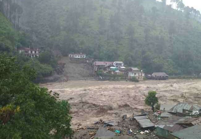 उत्तराखंड : कहर बनाकर टूटी बारिश, केदारनाथ पैदल यात्रा रोकी