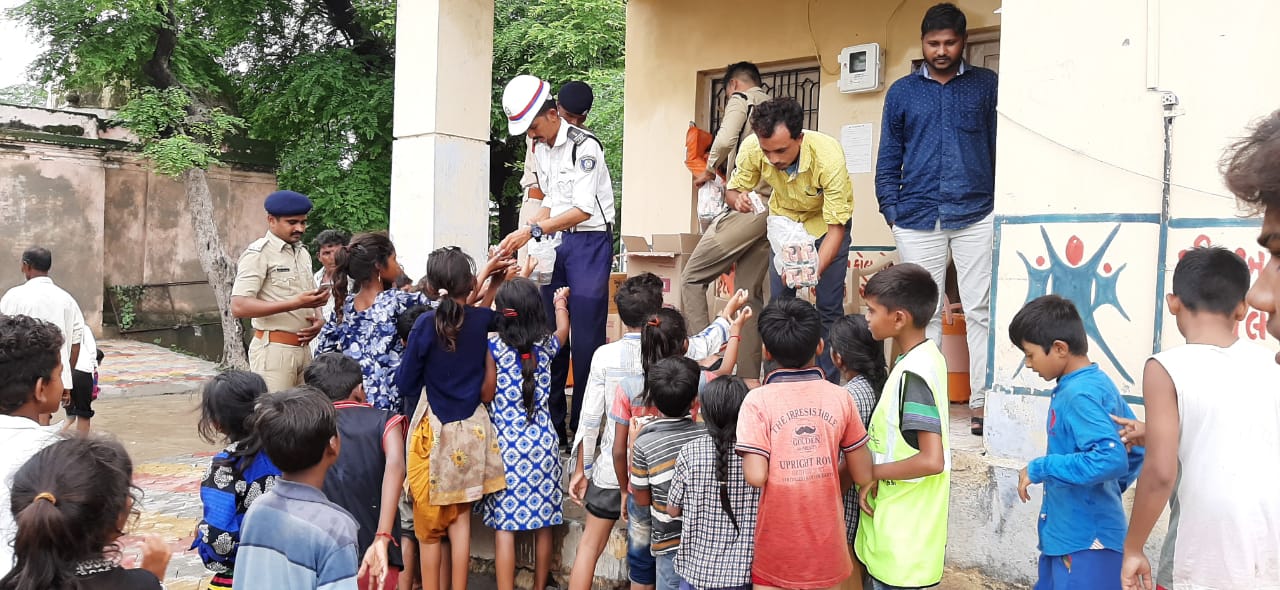 જંબુસર મથકના હેડકોન્સ્ટેબલ, ટીઆરબીના જવાન દ્વારા રહિશોને પીવાના પાણી તેમજ બિસ્કિટનું વિતરણ