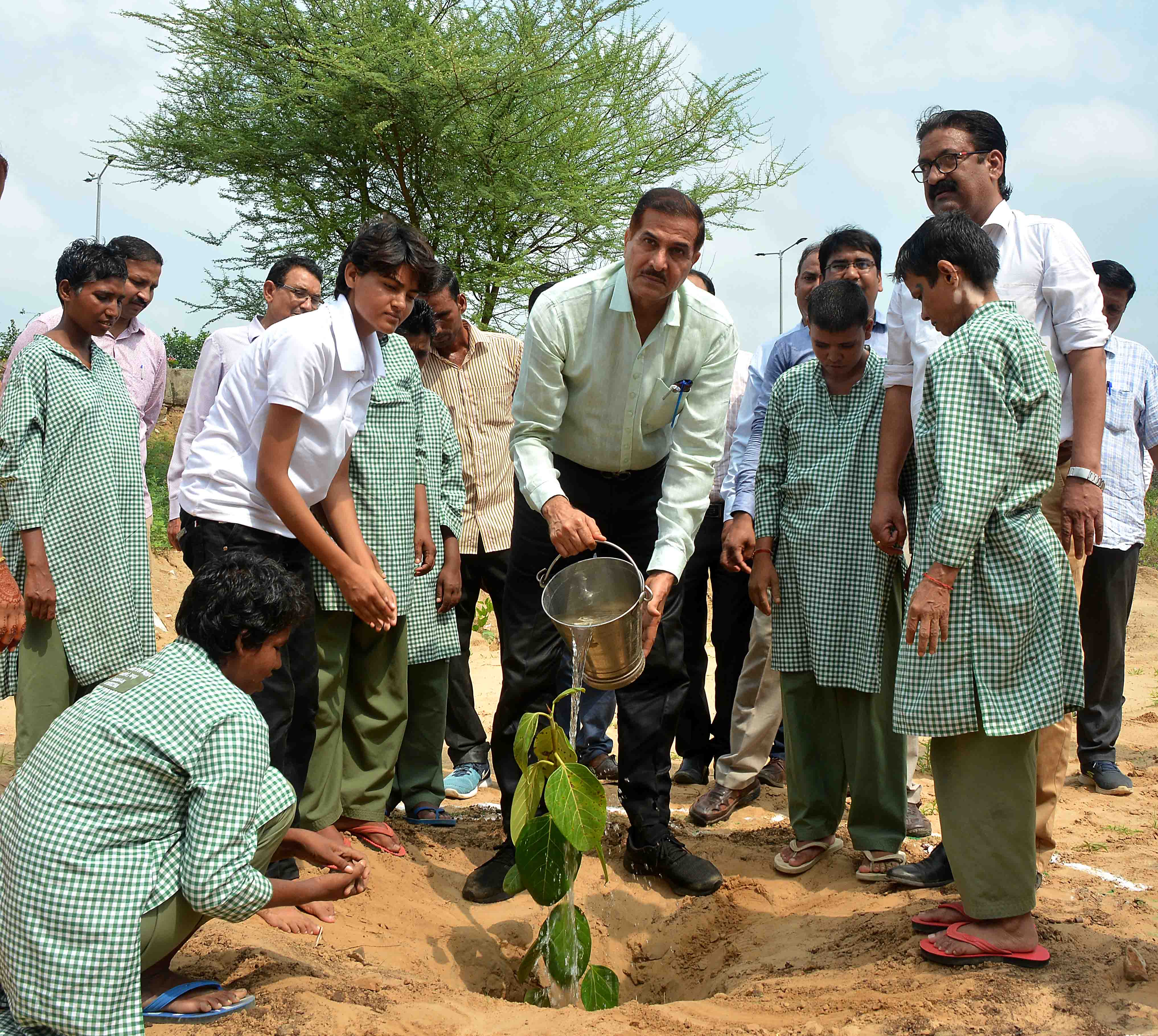 जयपुर के जामडोली में जिला कलक्टर ने मानसिक दिव्यांगों के साथ किया पौधारोपण