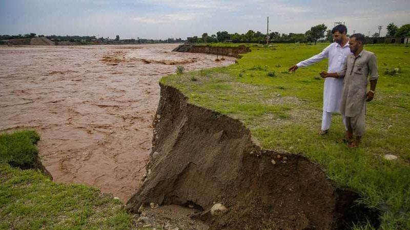 J&K: बाढ़ में फंसे 14 लोगों को कड़ी मशक्कत के बाद सुरक्षित बचाया गया