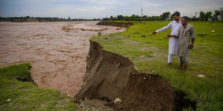 J&K: बाढ़ में फंसे 14 लोगों को कड़ी मशक्कत के बाद सुरक्षित बचाया गया