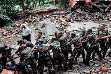 രക്ഷാപ്രവർത്തനത്തിനെത്തിയ വാഹനങ്ങൾക്ക് ഇന്ധനം നൽകിയില്ല; 3 പമ്പുകൾ പിടിച്ചെടുത്ത് ഫുൾടാങ്കടിച്ച്   സൈന്യം