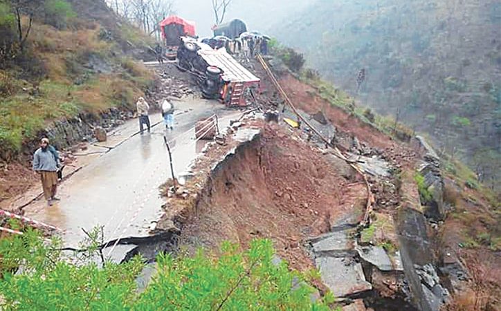 पाक : बारिश और भूस्‍खलन से अब तक 161 लोगों की मौत