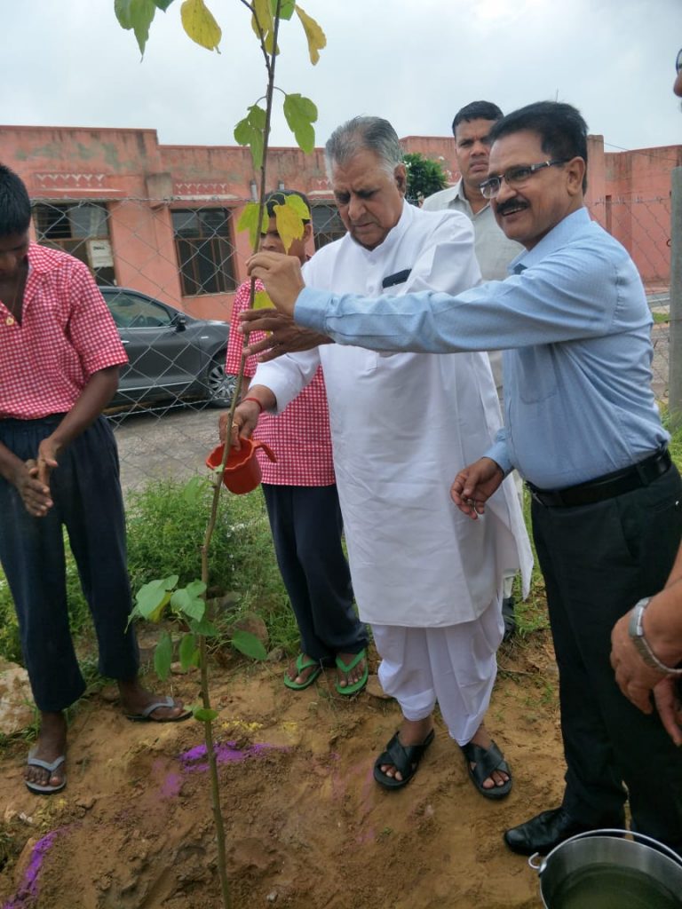 सामाजिक न्याय एवं अधिकारिता मंत्री ने वृक्षारोपण किया