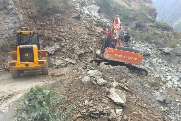 उत्तराखंड: भारी बारिश के बाद मलबा आने से गंगोत्री राजमार्ग बंद