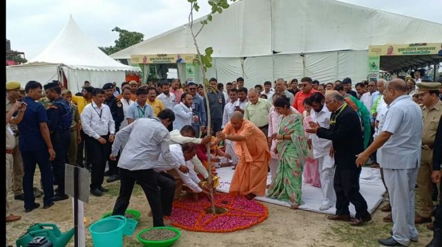 उत्तर प्रदेश के जैतीपुर इलाके में वृक्षारोपण महाकुंभ की शुरूआत