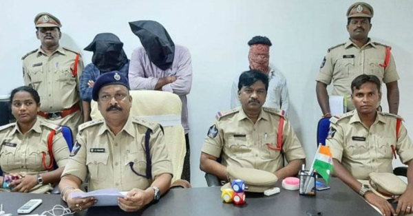 फर्जी पुलिसकर्मी बनकर लोगों को लूटनेवाले तीन आरोपी गिरफ्तार