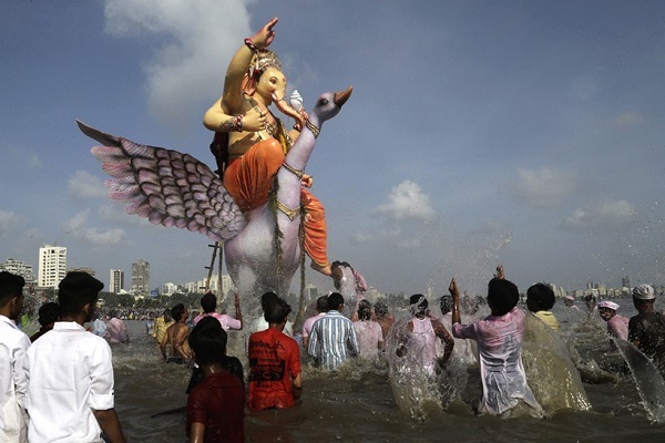 महाराष्ट्र: भगवान गणेश की प्रतिमाओं का विसर्जन शुरू