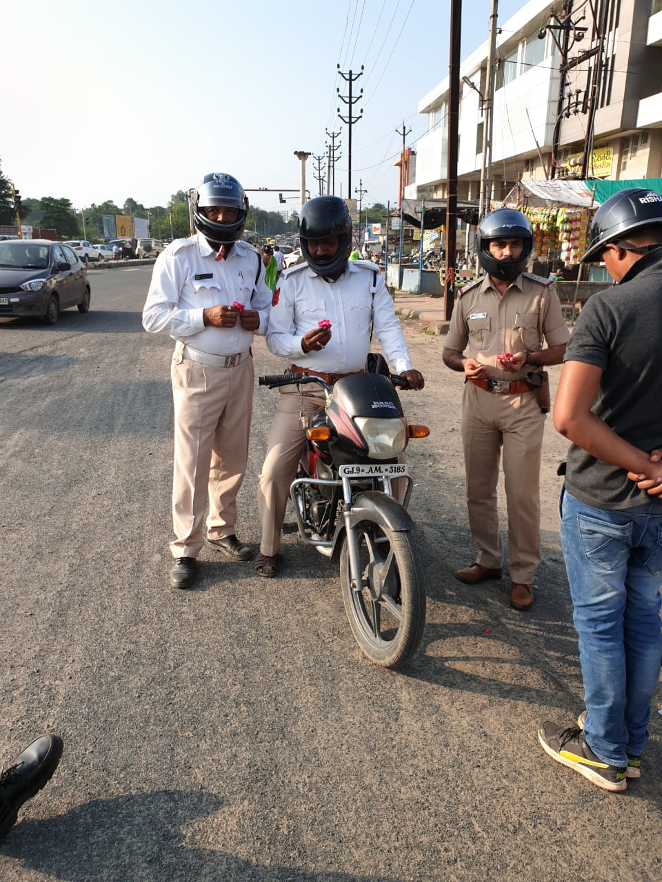 હિંમતનગર સીટી ટ્રાફિક પોલીસ ધ્વારા વાહન ચાલકોને હેલ્મેટ પહેરવાથી થતા ફાયદાની સમજ આપી