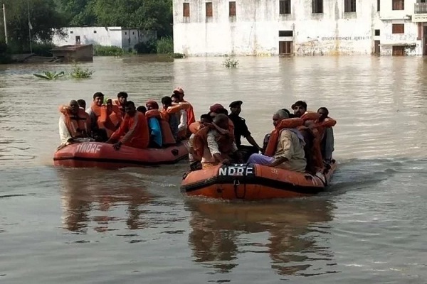 भारी बारिश को लेकर बिहार के 15 जिलो में रेड अलर्ट जारी, आम जीवन प्रभावित