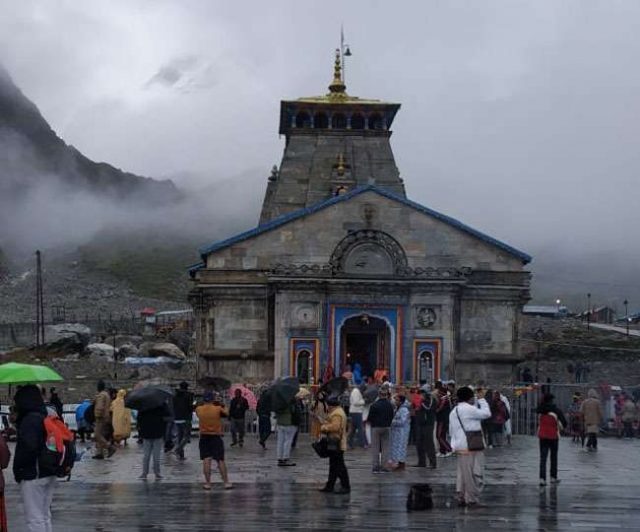 उत्तराखंड : चारधाम की ऊंची पहाड़ियों पर बिछी बर्फ की सफेद चादर