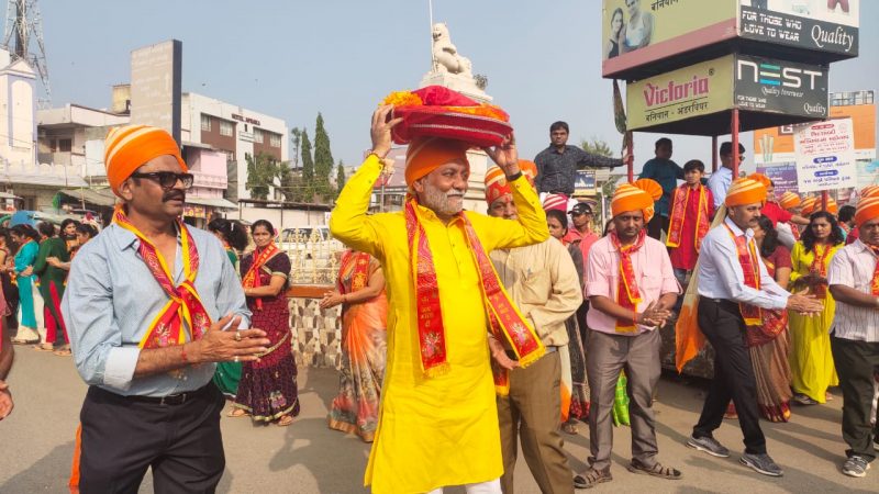 ગુજરાત ના આરોગ્ય મંત્રી ધજા માથે લઈ ગરબા રમ્યા અને અંબાજી મંદિર પર ધજા ચડાવી, પાય લોટ બાબા ના આશીર્વાદ પણ લીધા