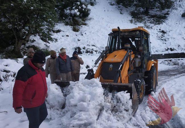 भारी हिमपात के चलते चीन सीमा को जोड़ने वाली सड़कें बर्फ से पटीं