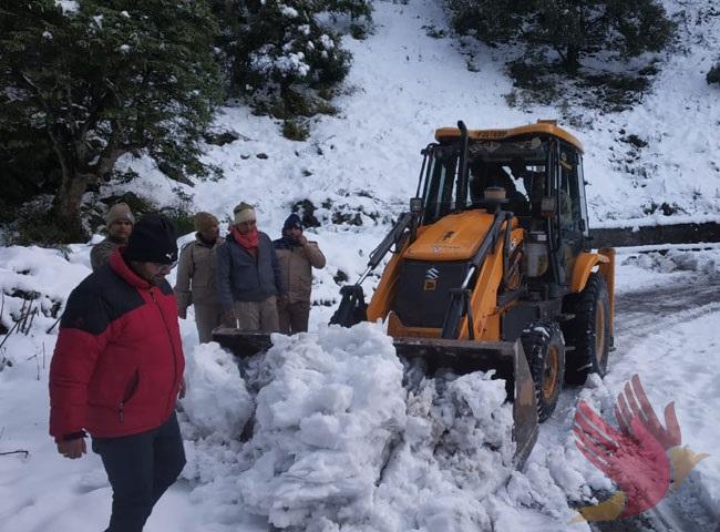 भारी हिमपात के चलते चीन सीमा को जोड़ने वाली सड़कें बर्फ से पटीं