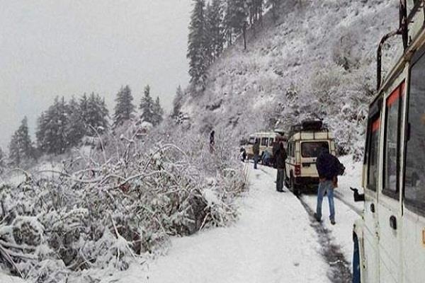 उत्तराखंडः मसूरी और नैनीताल में हिमपात, सैलानियों के खिले चेहरे