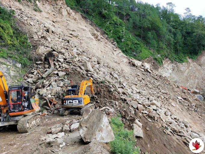 मलबा गिरने से बाधित हुआ चम्पावत-टनकपुर राष्ट्रीय राजमार्ग