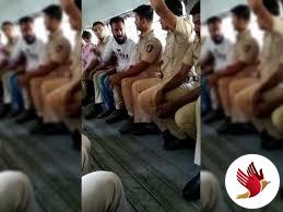 वैन में बैठकर पुलिस को ही गाली, थूका तो हुई ‘धुलाई’