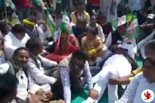 JDU के ‘कार्यकर्ता सम्मेलन’ में विधायक ने कार्यकर्ताओं से दबवाए पैर