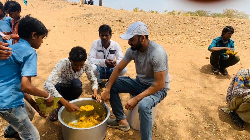 આદિવાસી ગામોમા જાંબાજ પત્રકારની ભોજનસેવા