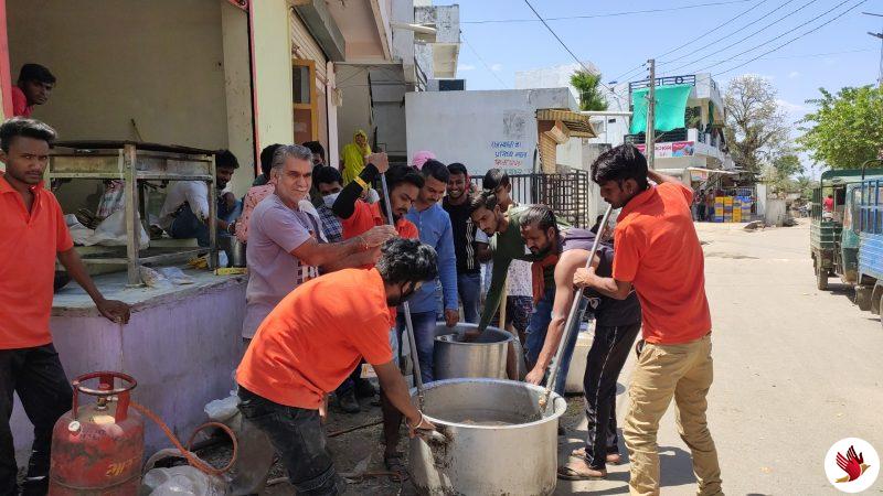 બંસી ગૌ સેવાની અનોખી ભક્તિ : ગાયો માટે કરે છે અનોખી સેવા