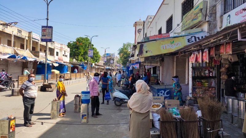 અંબાજીના જાગૃત કરીયાણા વેપારીઓએ દુકાનો ખોલી, કમિટી દ્વારા વિશ્વાસમા ન લેવાતા કમિટીના નિર્ણયનો ફિયાસ્કો