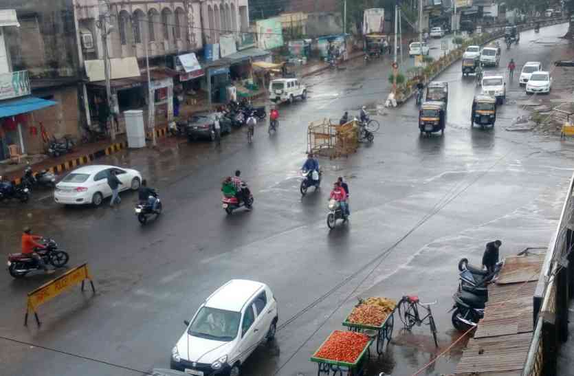 बारिश का दौर जारी, माहौल में ठंडक