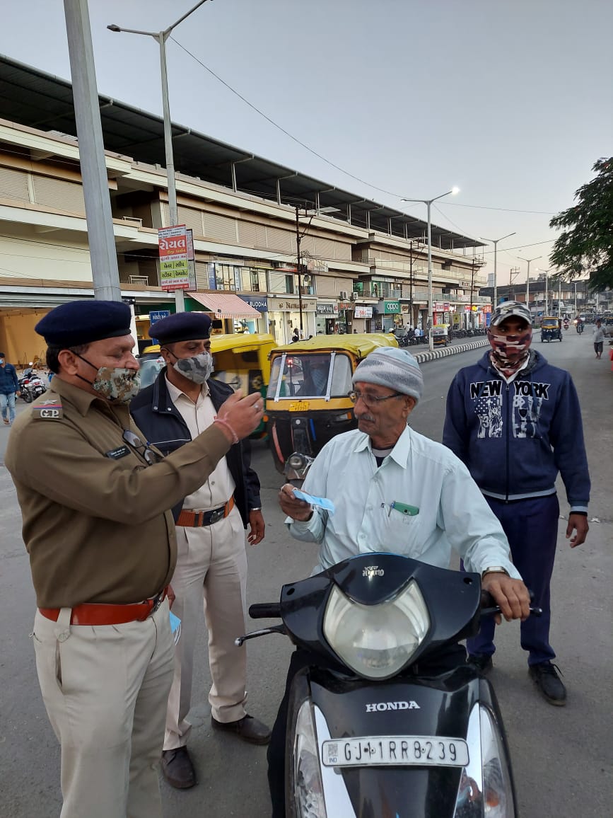 વેરાવળ પોલીસ સ્ટાફ દ્વારા લોકોને માસ્ક વિતરણ કરવામાં આવ્યા