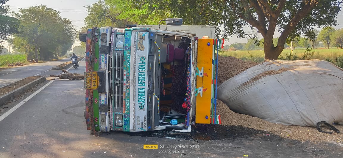 કડીના જેતપુરા પાસે ડુર ભરેલી ટ્રકનું ટાયર ફાટતા પલટી ખાઈ ગઈ:- સદનસીબે જાનહાની ટળી