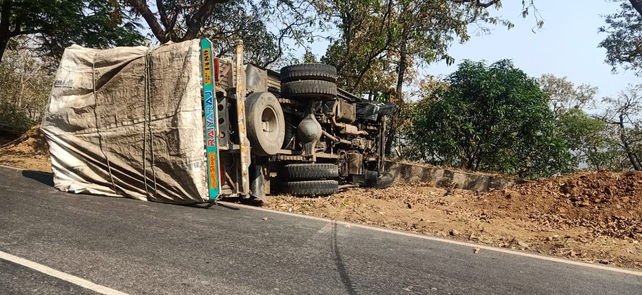 સાપુતારાથી શામગહાનને સાંકળતા રાષ્ટ્રીય ધોરીમાર્ગનાં જુદા જુદા સ્થળોએ બે અકસ્માત સર્જાયા..