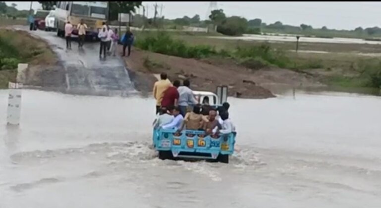 હજનાળીથી કુંતાસી વચ્ચેના કોઝવે બે કાંઠે : મૃતદેહ સાથે લોકો ફસાયા