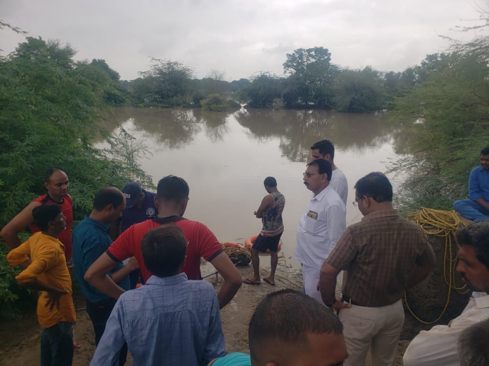 કડી ના ચારોલ ગામે યુવક પાણી ના વહેણમાં તણાયો