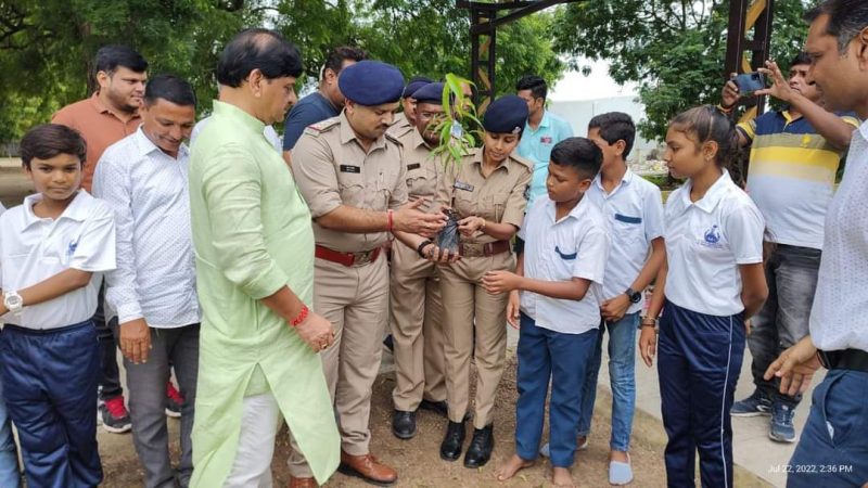 ડભોઇ પોલીસ વિભાગ દ્વારા થુવાવી શાળા ના વિદ્યાર્થીઓ સાથે વૃક્ષારોપણ કરવામાં આવ્યું