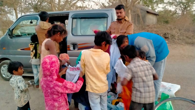 વિશ્વ વાત્સલ્ય માનવ સેવા ટ્રસ્ટ બગસરા દ્વારા, સ્લમ વિસ્તાર માં જુના કપડાં વિતરણ