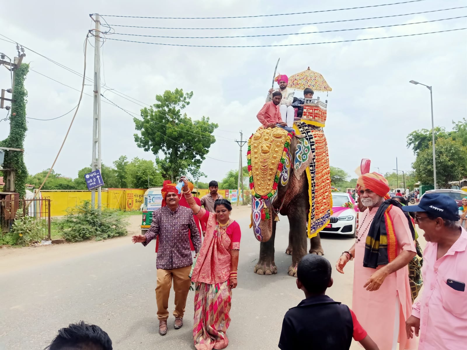 અલખધામ નિવાસી રાઠોડ પરિવાર ના દીકરાના લગ્નમાં સમાજને પ્રેરણા આપતો સંદેશ