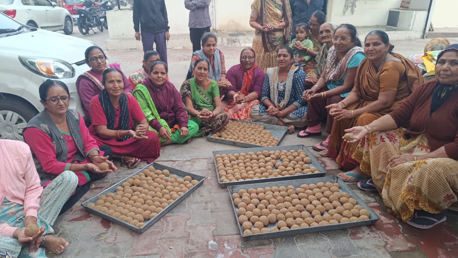 કલોલ કલ્યાણ પુરા ખાતે આવેલી જીવન પ્રકાશ સોસાયટી ખાતે સ્વાન માટે લાડુ તૈયાર કરવામાં આવ્યા