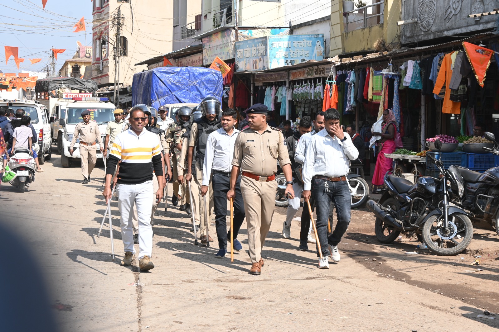 સેલંબામાં શોભાયાત્રાના રૂટ પર પોલીસ દ્વારા ફૂટ પેટ્રોલિંગ કરાયું