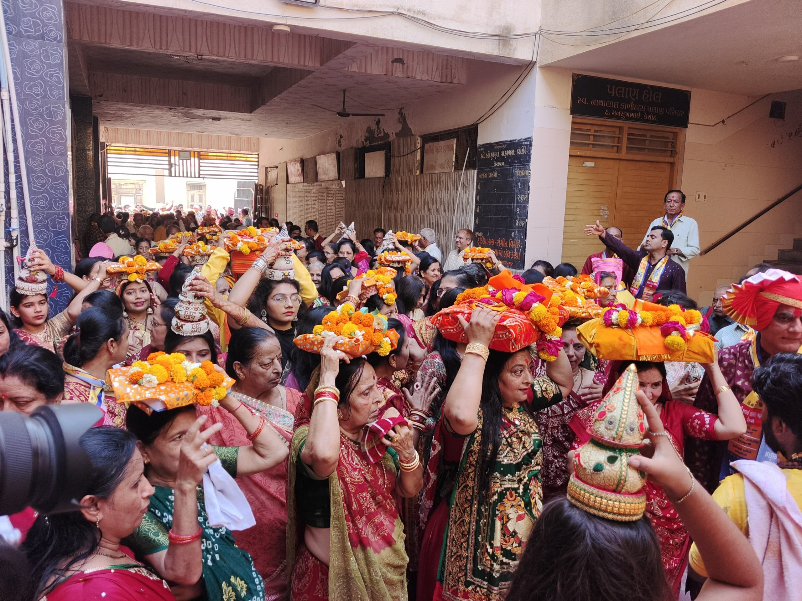 વેરાવળ : લોહાણા મહાજન આયોજીત ભાગવત સપ્તાહના પ્રારંભે ભવ્ય પોથીયાત્રા નીકળી