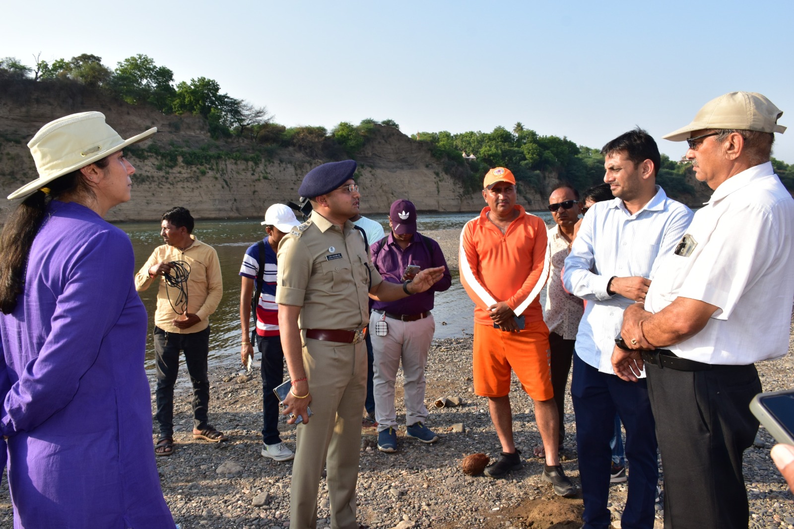 નર્મદા નદીના અઢી કિલોમિટર પટમાં શોધખોળ બાદ સાંજે સાત માંથી ડૂબેલા ત્રણના મૂર્તદેહનાં શવ મળ્યા