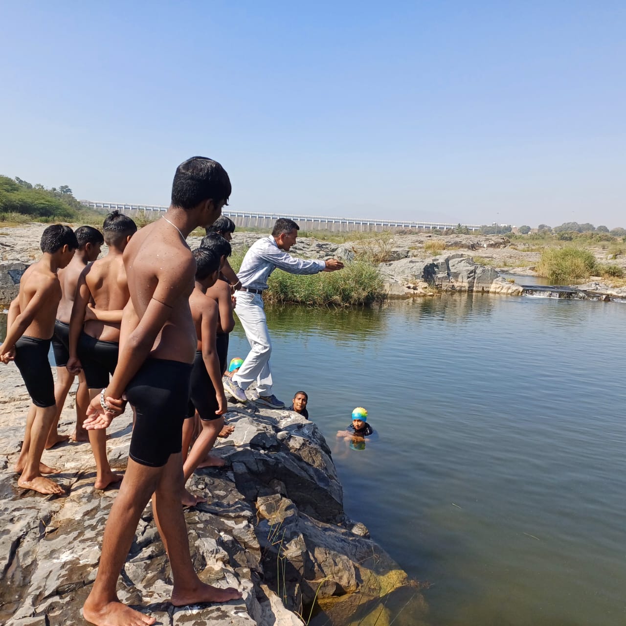 જિલ્લા કક્ષાની સ્વીમીંગ સ્પર્ધામાં સૌથી વધુ 17 મેડલ મેળવતા શેત્રુંજી ડેમ કેન્દ્રવર્તી શાળાના બાળકો