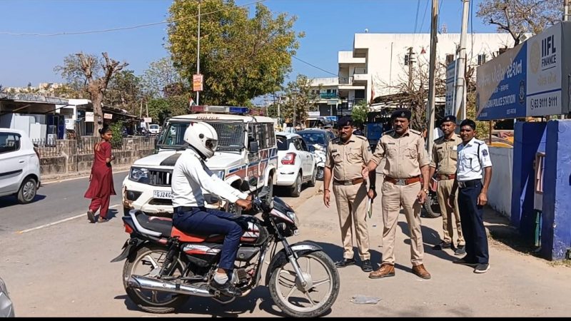 ચાણસ્મા ખાતે સરકારી કચેરીઓમાં પોલીસે ટ્રાફિક નિયમ મુદ્દે ચેકીંગ હાથ ધર્યું.