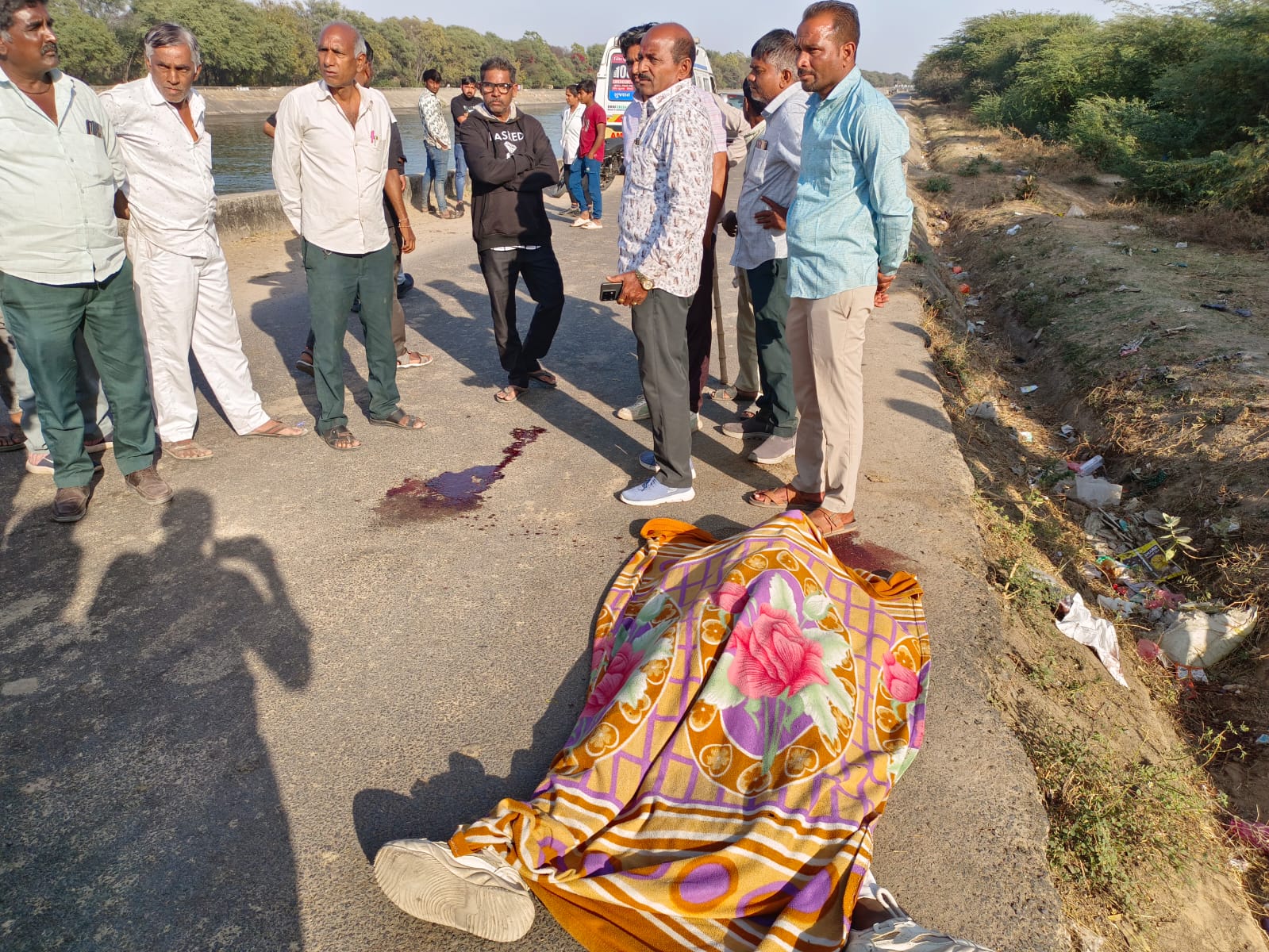 કડી : માતાજીના દર્શન કરીને પરત જઈ રહેલા મિત્રોએ બાઈક ઉપરથી સ્ટેરીંગ નો કાબુ ગુમાવી દેતા બે મિત્રોના મોત : 1 ને ઇજા