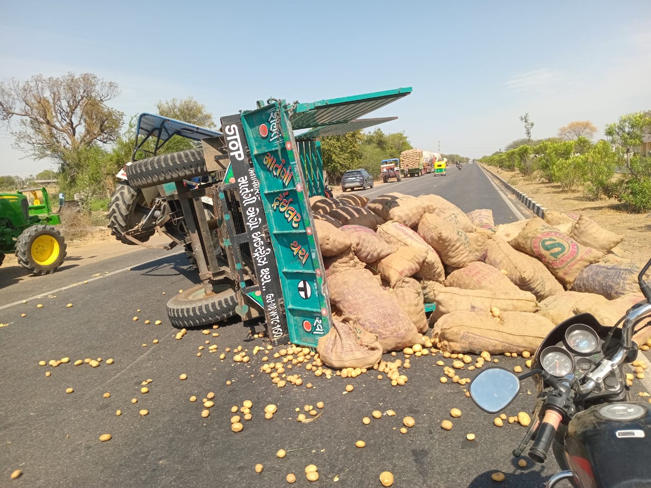 ડીસા ભીલડી હાઇવે રોડ પર ટ્રેક્ટર અને ટ્રક વચ્ચે અકસ્માત…